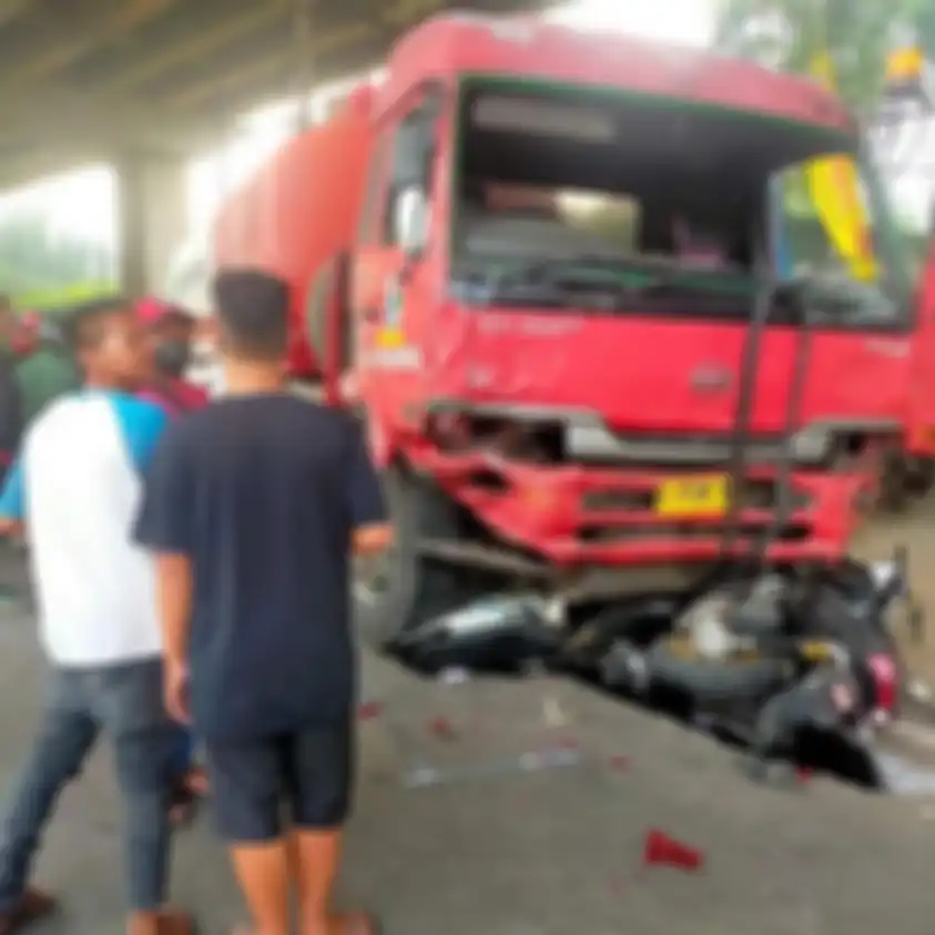 Foto penampakan anggota TNI AL tewas di kolong truk Pertamina bikin merinding. Begini penyebab kecelakaan maut Cibubur.