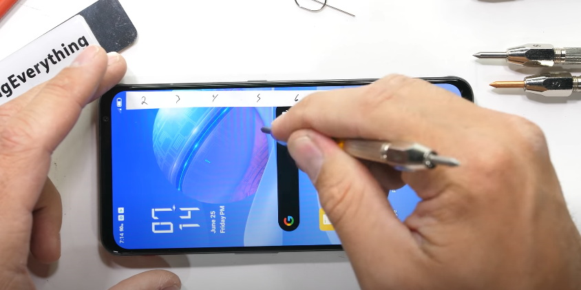 Ujicoba ketahanan layar Nubia RedMagic 6 menggunakan obeng oleh YouTuber JerryRigEverything