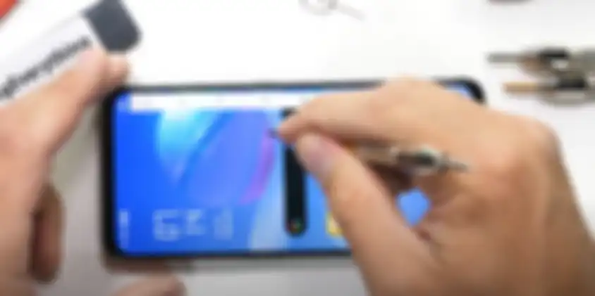 Ujicoba ketahanan layar Nubia RedMagic 6 menggunakan obeng oleh YouTuber JerryRigEverything