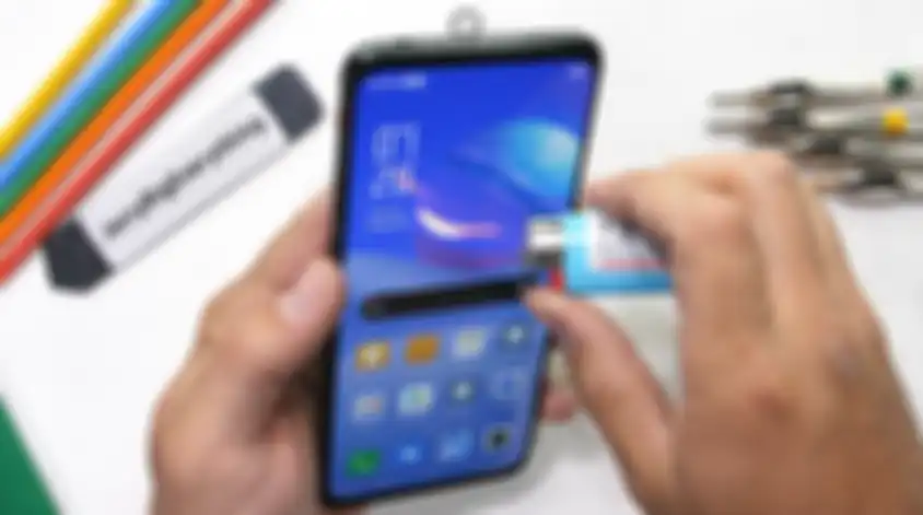 Ujicoba ketahanan layar Nubia RedMagic 6  oleh YouTuber JerryRigEverything menggunakan bara api yang muncul dari korek api