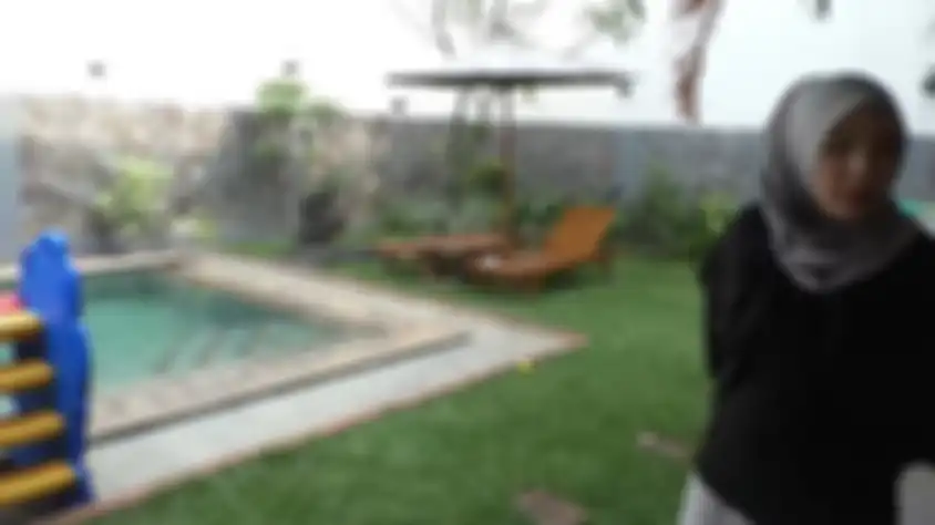 Kolam renang di rumah Ratna Galih
