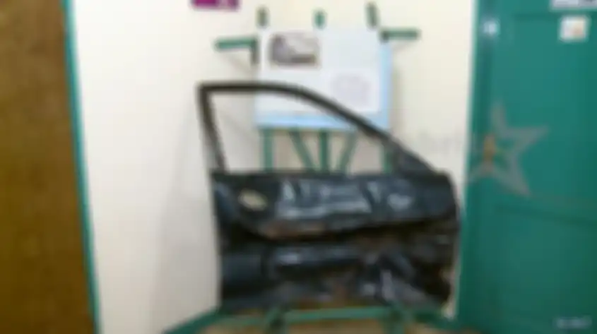 Pintu mobil yang ringsek setelah kecelakaan