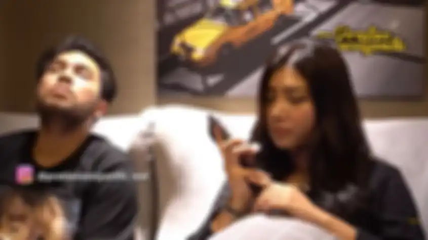 Wuri dan Ika yang mengaku sebagai keluarga ayah Tiko memberikan keterangan kepada YouTuber Pratiwi Noviyanthi lewat sambungan telepon