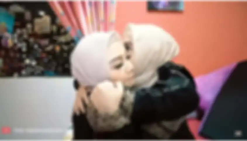 Ashanty beri kalung untuk Aurel