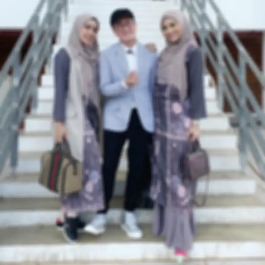 Fairuz A Rafiq membawa sebuah handbag dari Gucci