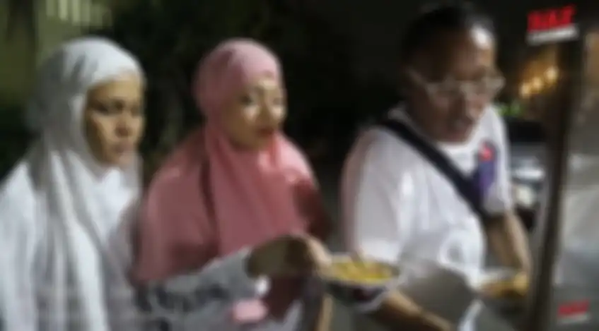 Kebersamaan makan bakso di depan rumah Sule