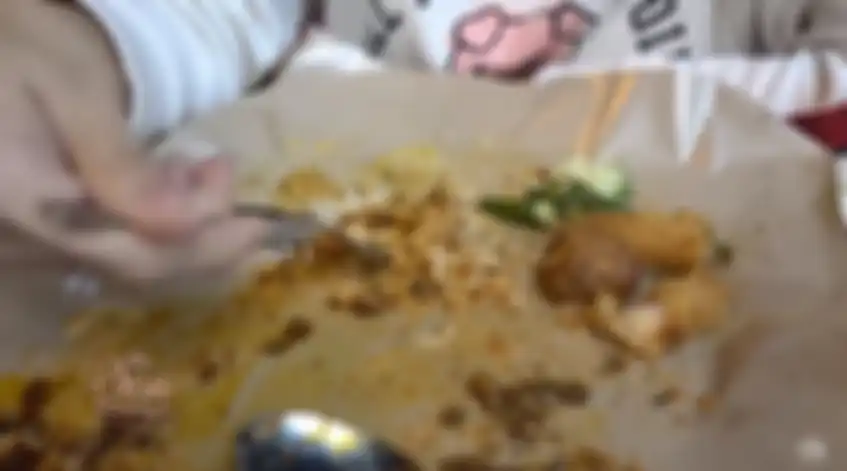 Sarwendah menyantap makanan di Singapura.