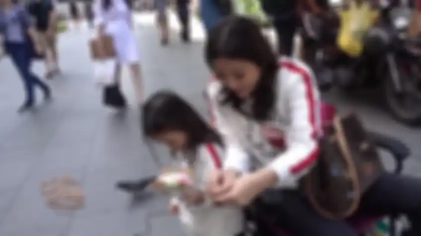 Sarwendah dan Thalia ketika berada di Singapura.