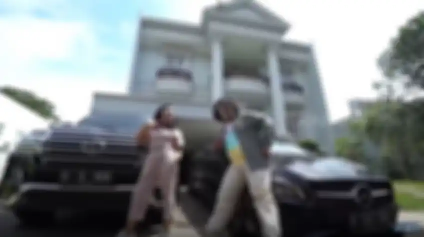 Rumah megah Indra Kenz dari luar bak istana kerajaan
