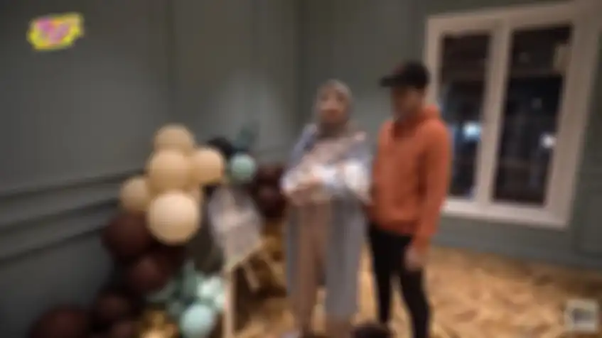 Zaskia Sungkar saat memperlihatkan balon-balon lucu untuk menyambut kelahiran anaknya.