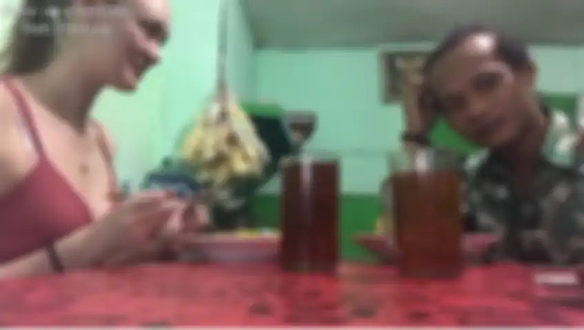 Polly dan Nur Khamid sahur di warteg