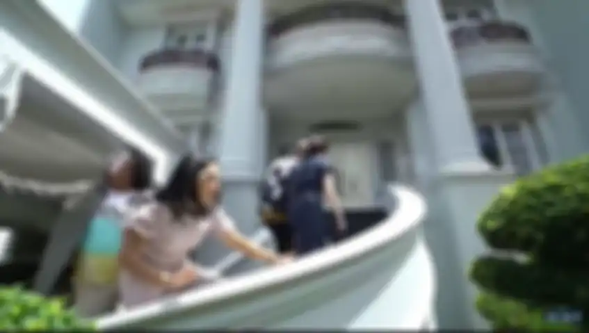 Tangga melingkar di rumah Indra Kenz