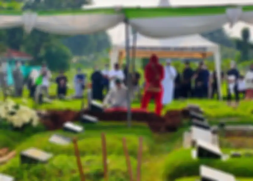 Prosesi pemakaman Rina Gunawan di TPU Tanah Kusir, Rabu (3/3/2021) pagi hanya dihadiri suami tercinta, Teddy Syah.