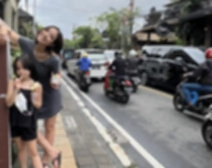 Gisel posting foto begini bareng Gempi di Bali usai tangisnya pecah di pemakaman ibunda Gading Marten. 