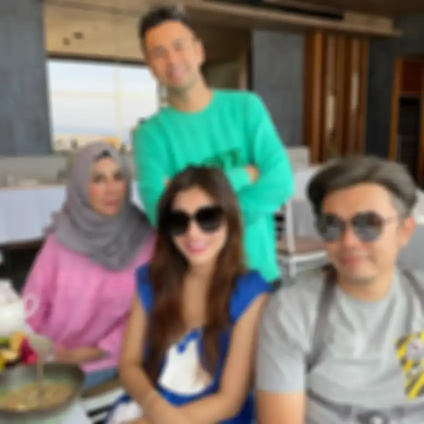 mertua Nagita Slavina (kiri) kehilangan sosok tercinta. Foto unggahan Amy Qanita bikin Melly Goeslaw syok. 