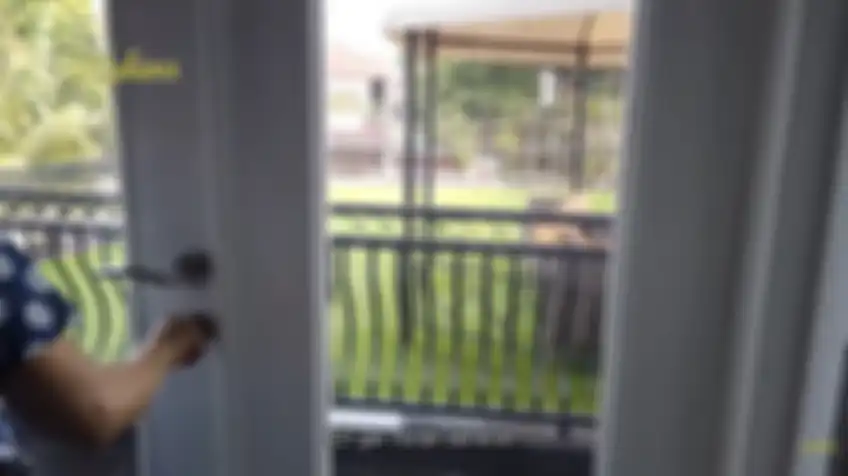 Kamar Devano dilengkapi dengan balkon