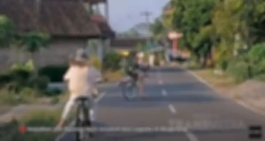 Nia Ramadhani mengalami kecelakaan saat sedang bersepeda di Magelang, Jawa Tengah.