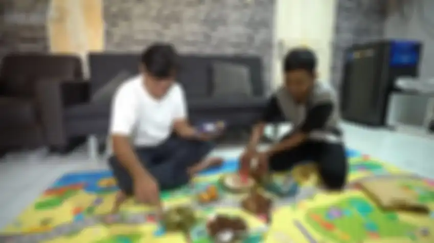 Potret Andre Taulany makan sambil duduk lesehan