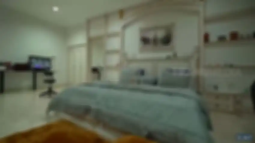 Kamar tidur di rumah Indra Kenz