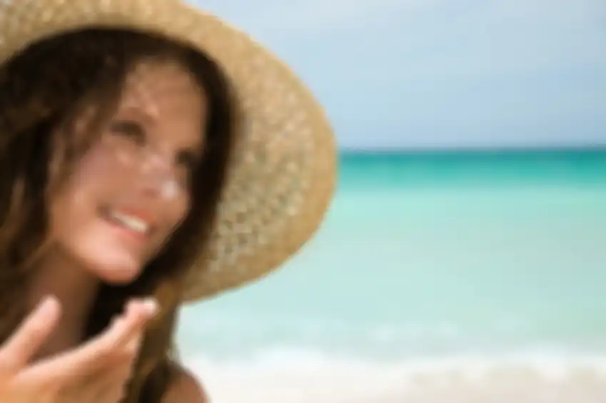 memakai sunscreen