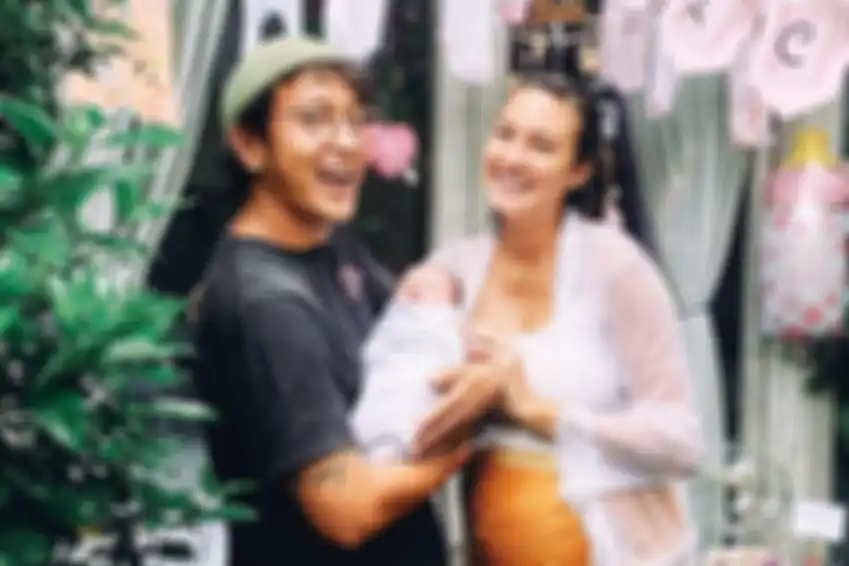 Dimas Anggara dan Nadine Chandrawinata bersama buah hati mereka