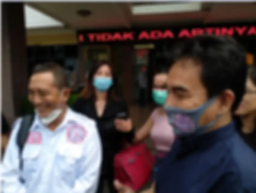 Medina Moesa didampingi tim kuasa hukumnya dan mantan manajer Lucinta Luna, Isa Zega, di Polres Metro Jakarta Selatan, Rabu (14/10/2020).