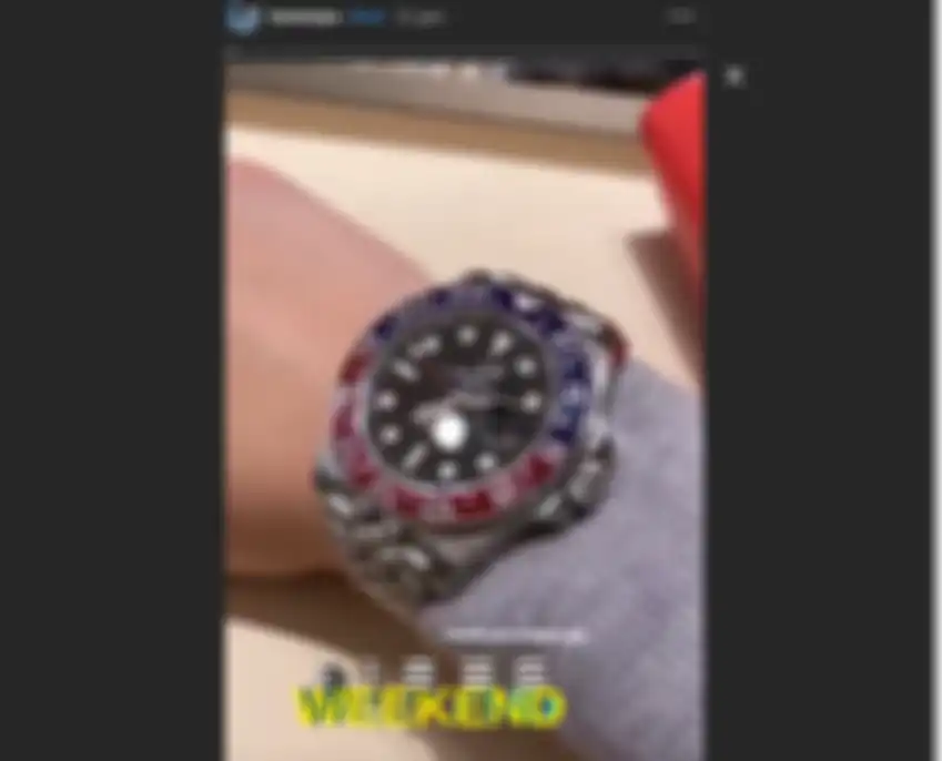 Luna Maya mengenakan jam tangan mewah