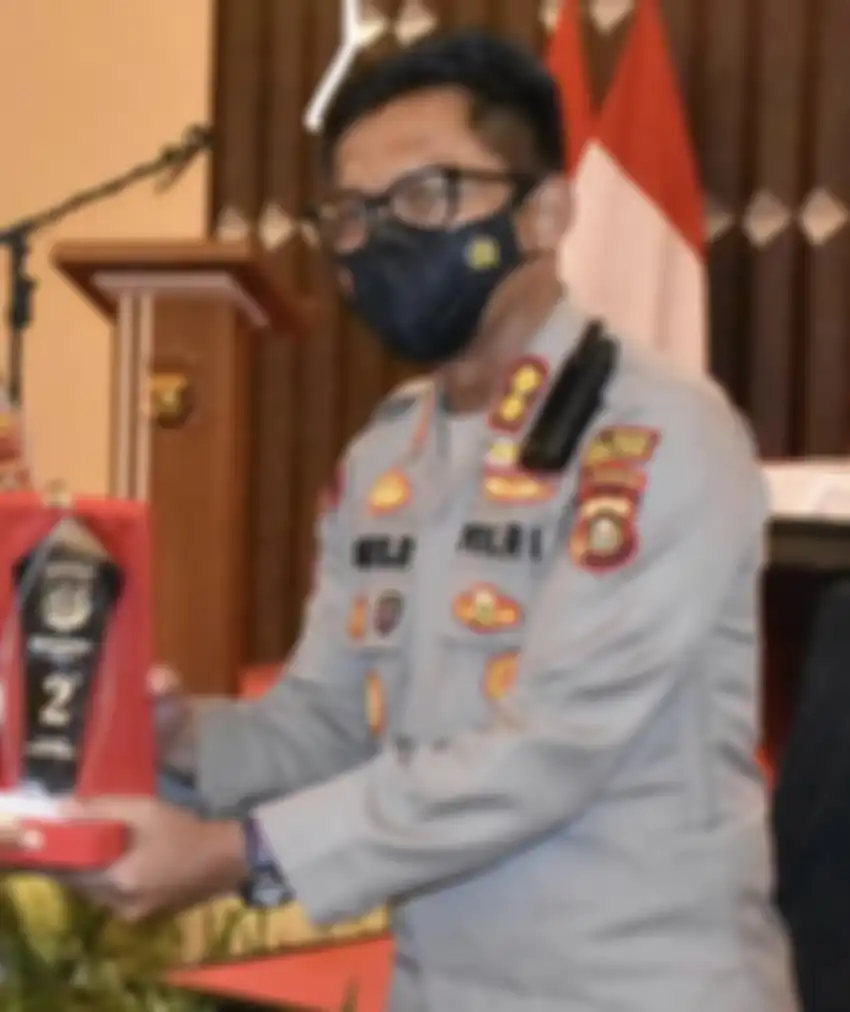 Sampai jadi rebutan 3 wanita, setampan apa AKBP Aris Rusdianto? Inilah wajah eks Kapolres Muara Enim yang ramai dibahas.