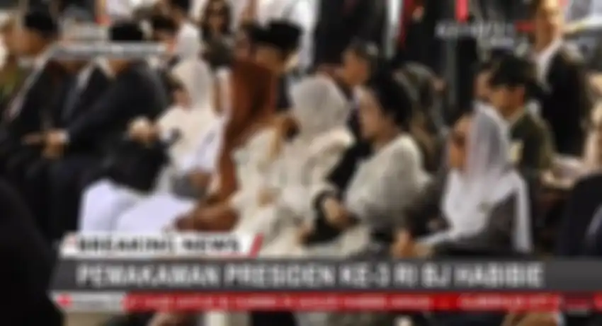 SBY menggenggam dan menepuk tangan putra sulung BJ Habibie, Ilham Akbar Habibie usai memberikan sambutan.