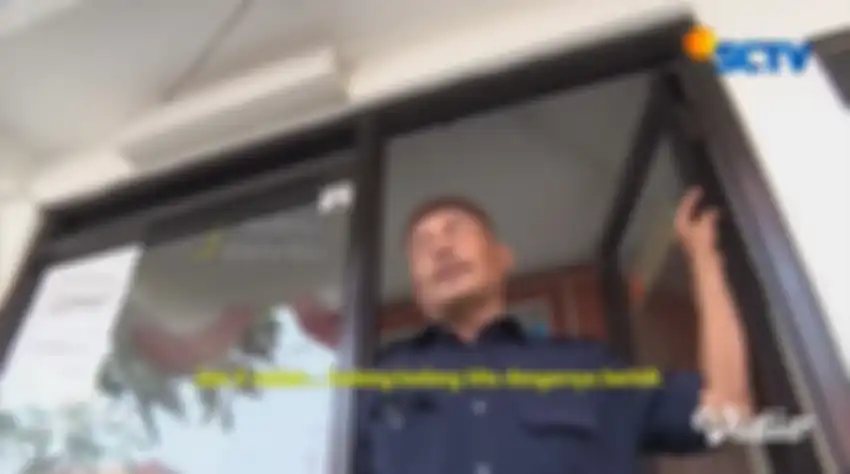 Petugas keamanan di komplek rumah Nunung