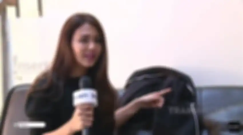 Juliana Moechtar menunjukkan jaket almarhum suaminya