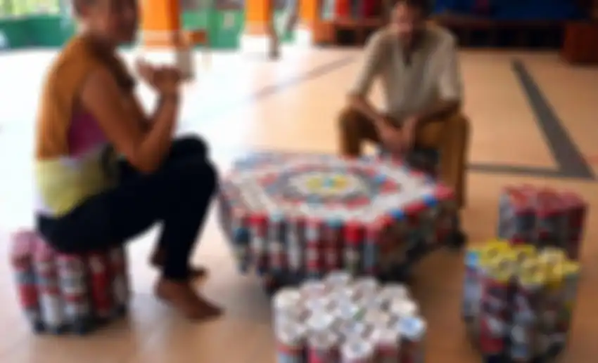 Contoh pengolahan sampah dengan metode ecobrick menjadi meja dan kursi sederhana