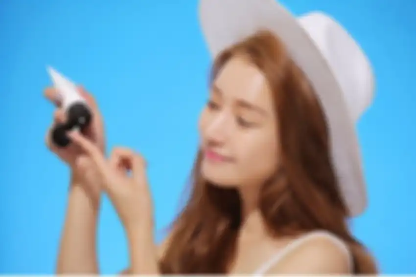 Ilustrasi memakai sunscreen lokal bikin glowing dan fresh