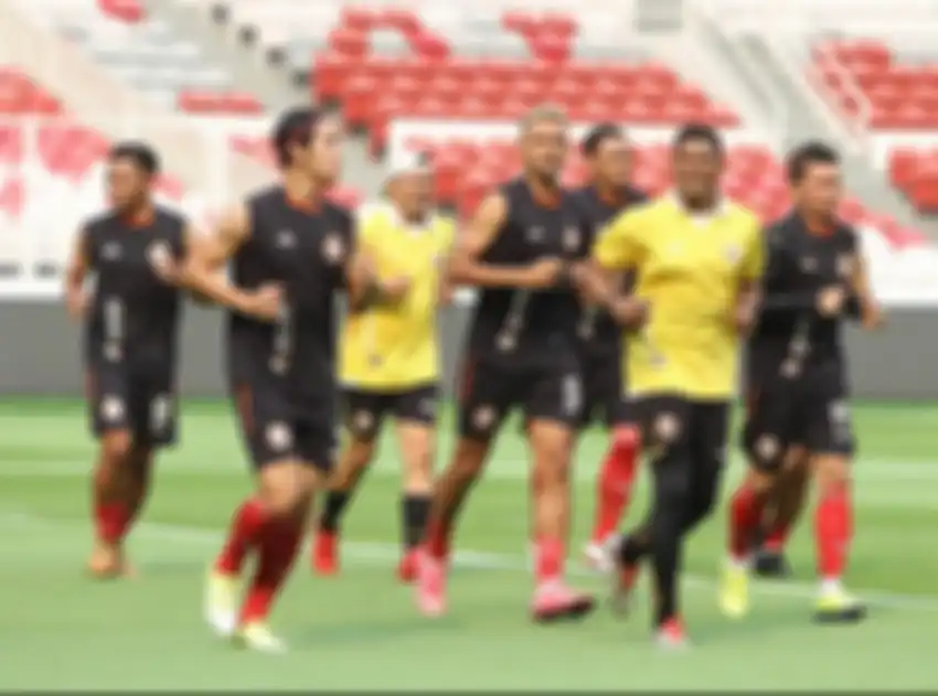 Pilar Persija Jakarta Ismed Sofyan (paling kanan) dkk berlatih di Stadion Utama Gelora Bung Karno, Jakarta, Selasa (9/7/2019), menjelang duel Liga 1 2019 versus Persib Bandung.