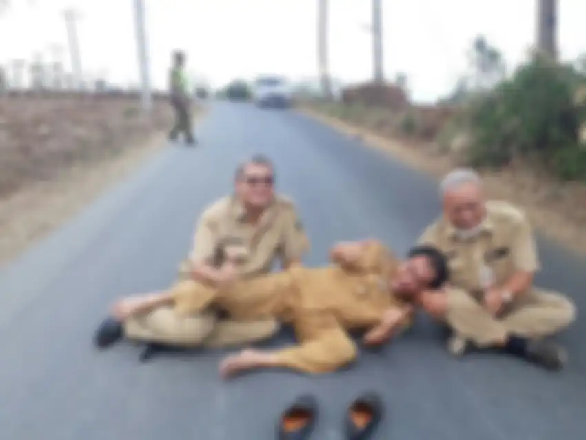 Bupati Banjarnegara Budhi Sarwono kerap menyentil Ganjar Pranowo dengan memakai foto jalan rusak. Kini, Ganjar buka suara.