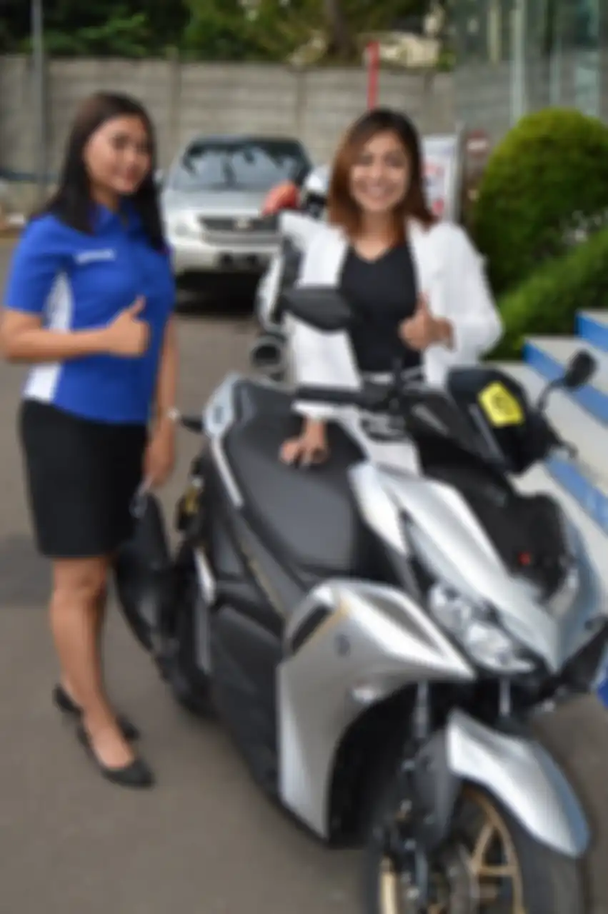 Chacha Sherly membeli Yamaha All New Aerox 155 Connected sebagai hadiah ulang tahun ayahnya