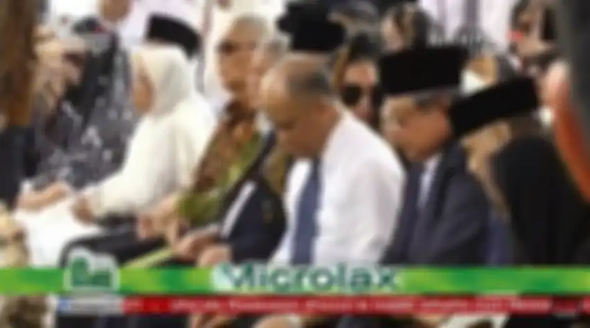 Ilham Akbar Habibie duduk di samping Susilo Bambang Yudhoyono saat proses pemakaman Habibie