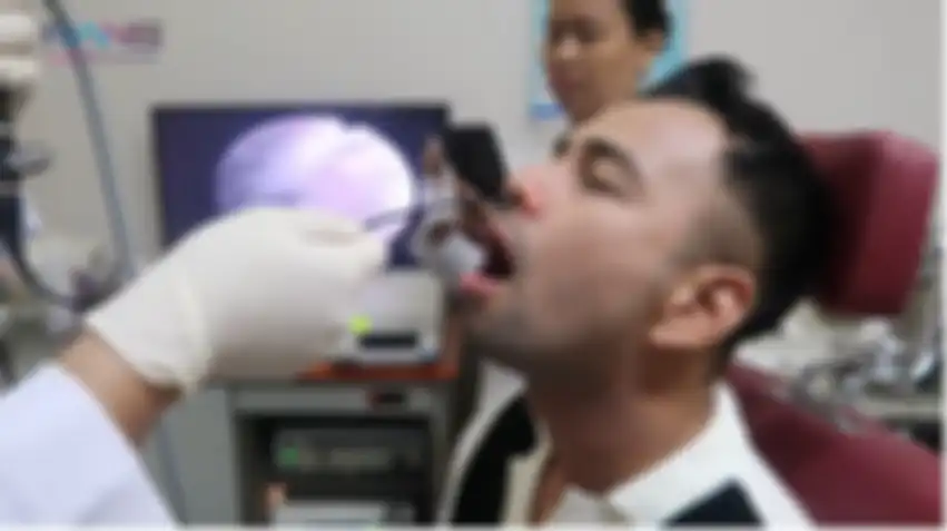 Tenggorokan Raffi Ahmad dicek pakai alat medis lewat hidung