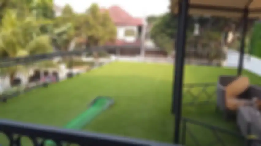 Kamar Devano dilengkapi dengan balkon