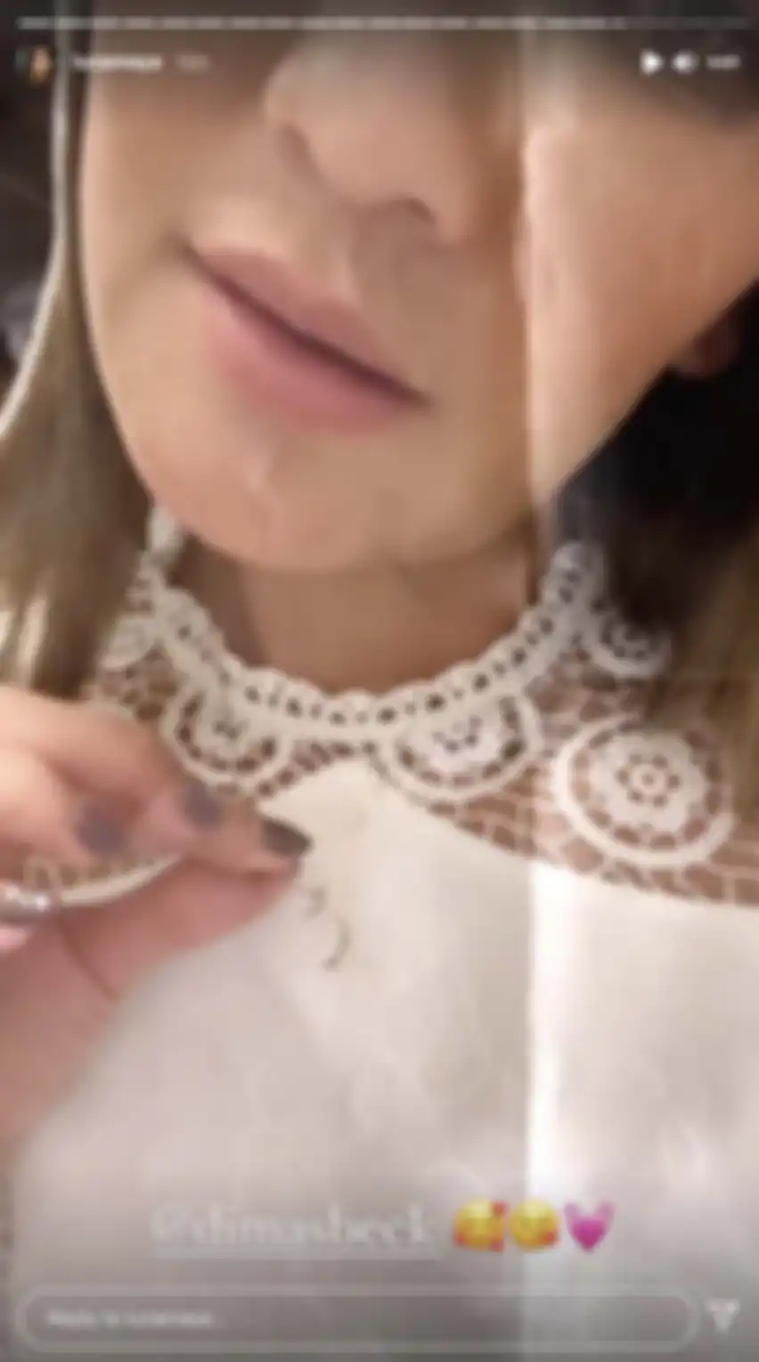Dalam video selanjutnya, Luna Maya memamerkan kalung dengan leontin berbentung bulan sabit dari Dimas Beck.