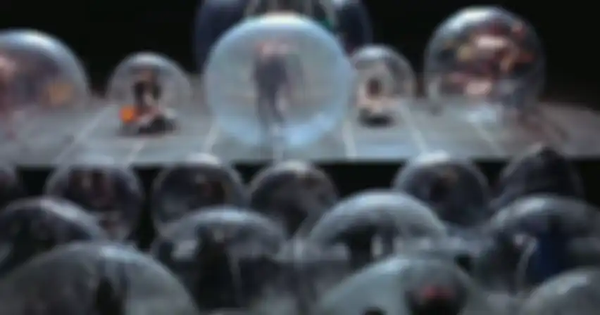 The Flaming Lips manggung di dalem gelembung.