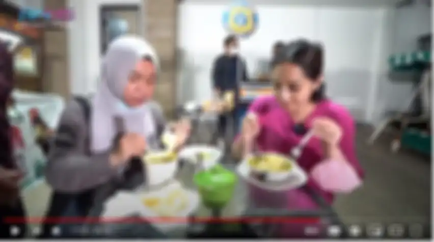 Nagita Slavina makan soto lamongan