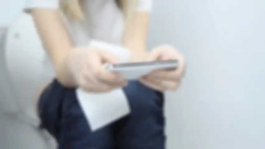 Buang air besar sambil bermain smartphone