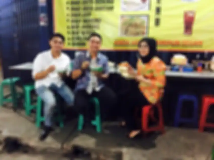 Sementara foto mantan istrinya dihujat usai melepas hijan, Zumi Zola malah dikabarkan mengalami masalah kesehatan di dalam bui.