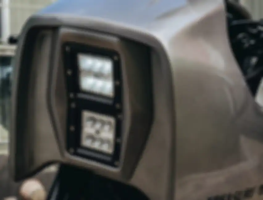 Yamaha Fazer 600 cafe racer, lampu depan kotak-kotak sesuai konsep Roblox dengan LED 6 titik