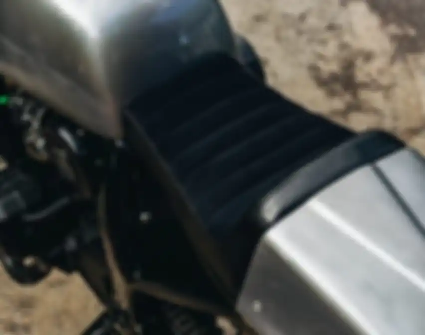 Yamaha Fazer 600 cafe racer, pakai jok custom bahan kulit synthetic dan suede