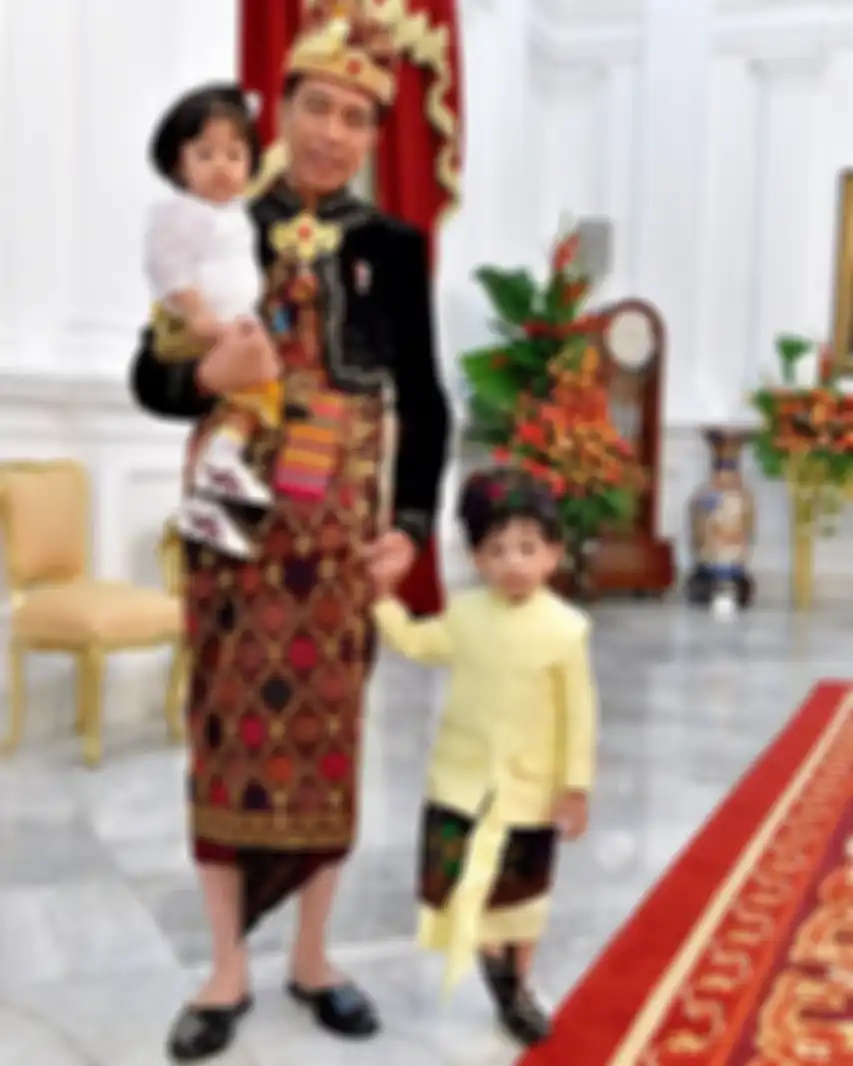 Presiden Jokowi bersama kedua cucunya Sedah Mirah dan Jan Ethes