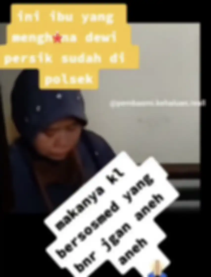 Ini foto tampang ibu-ibu fans Leslar penghina Dewi Perssik yang nangis kejer di kantor polisi. Gagah berani bilang sang biduan mandul.