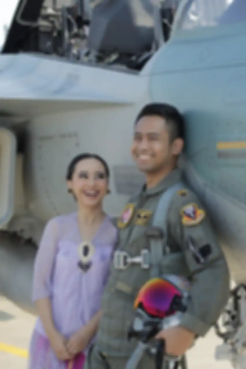 Istri pilot pesawat tempur T-501 Golden eagle punya karier mentereng di perusahaan internasional. Foto nikahnya beredar.