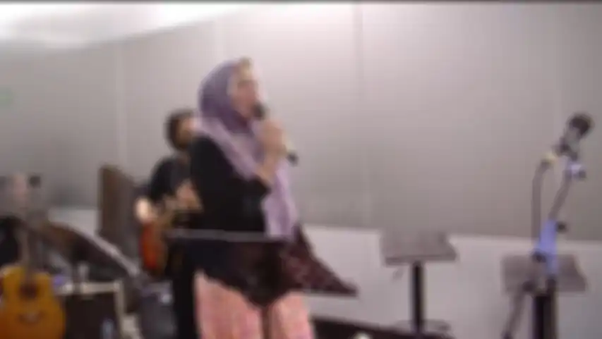 Angelina Sondakh ngamen di stasiun MRT